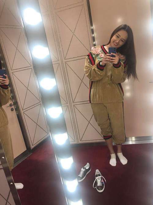 Bộ đồ Gucci có giá tới 120 triệu đồng mà người đẹp mang trên người sắm về để mặc nhà chỉ vì được anh bán hàng khuyên... nên mua.