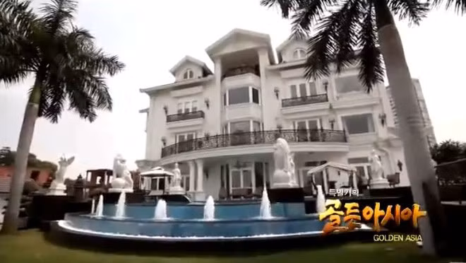 Năm 2017, một phóng sự của Đài truyền hình KBS Hàn Quốc về bố chồng của Hà Tăng khiến công chúng choáng ngợp trước dinh thự đồ sộ của gia đình.