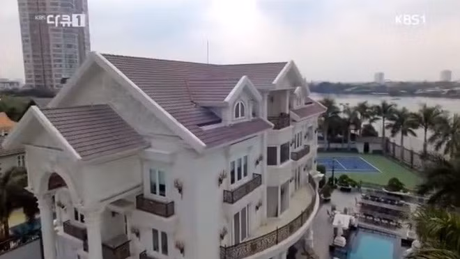 Khuôn viên biệt thự rộng rãi với đầy đủ các cơ sở vật chất để phục vụ nhu cầu giải trí, thư giãn của gia đình như bể bơi, khu vui chơi, bể nước nhân tạo, sân tennis...