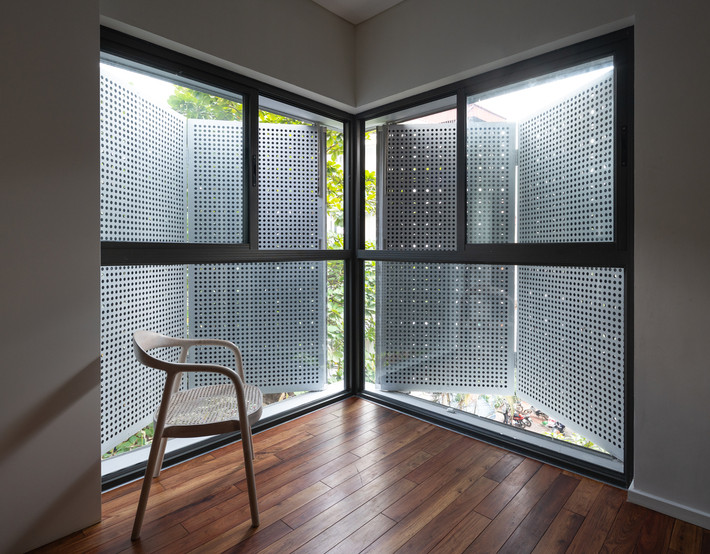 Một điểm khác biệt nữa của nhà phố này là tấm ốp xi măng đục lỗ bao bọc phía ngoài, giúp gia chủ có không gian riêng tư mà vẫn đủ ánh sáng tự nhiên khi cần.