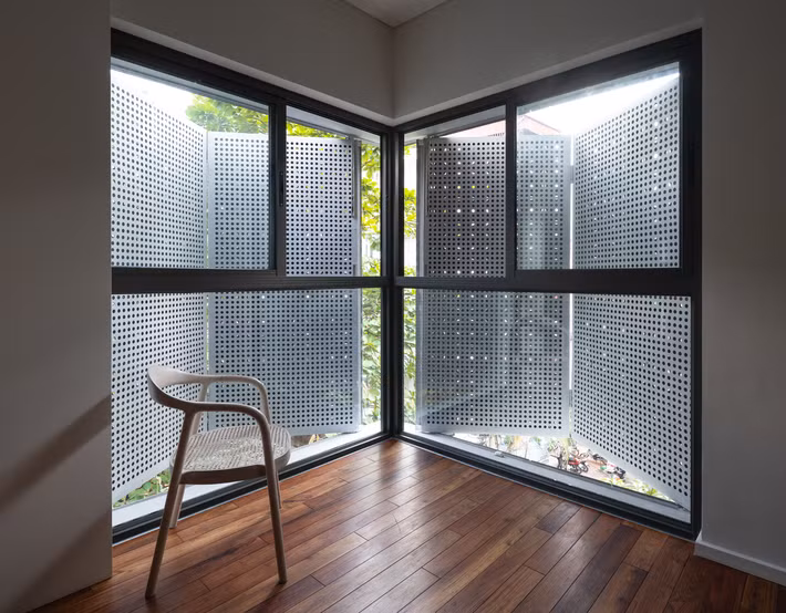 Một điểm khác biệt nữa của nhà phố này là tấm ốp xi măng đục lỗ bao bọc phía ngoài, giúp gia chủ có không gian riêng tư mà vẫn đủ ánh sáng tự nhiên khi cần.