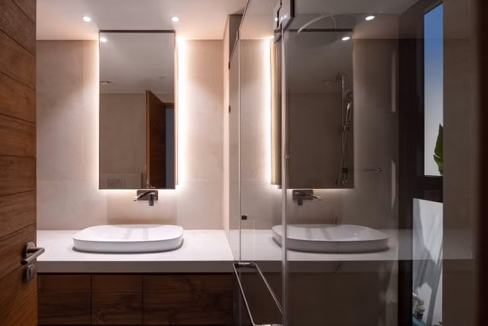 Cửa kính khu vực phòng tắm tạo không gian rộng rãi hơn. Nguồn ảnh: Triệu Chiến.