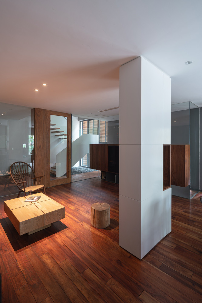 Nội thất sử dụng chất liệu gỗ chủ đạo tạo cảm giác ấm cúng mà sang trọng.