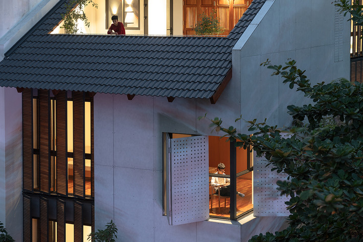 Điểm độc đáo của ngôi nhà là khoảng sân hiên nằm giữa mái dốc chéo, giúp gia chủ tiếp cận nhiều hơn với thiên nhiên.