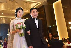 Lúc này, cặp đôi phải đối diện với khá nhiều lời dị nghị khi Hoa hậu Thu Ngân kém vị đại gia này tới 19 tuổi.