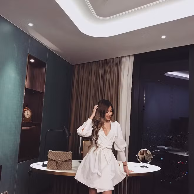 Cô nàng chứng tỏ độ chịu chơi khi sở hữu chiếc túi Gucci Supreme Dionysus trị giá 2.290 USD.