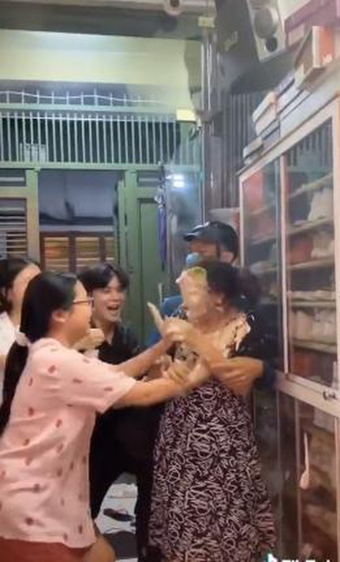 Mới đây, Phương Mỹ Chi thu hút sự chú ý của cư dân mạng sau khi gây tranh cãi vì clip trét bánh kem vào mặt mẹ. Ảnh: Zing.