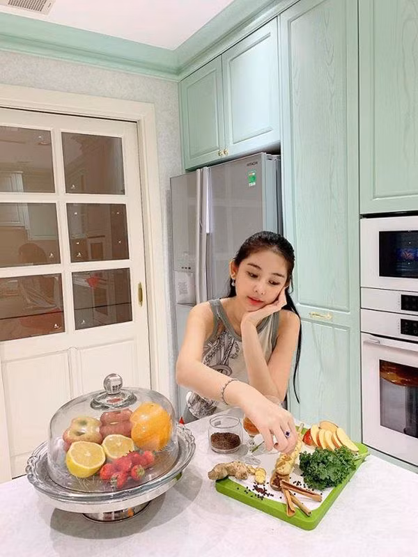 Phòng bếp được Ngân Anh đổi sang màu trắng, xanh bạc dịu mát.