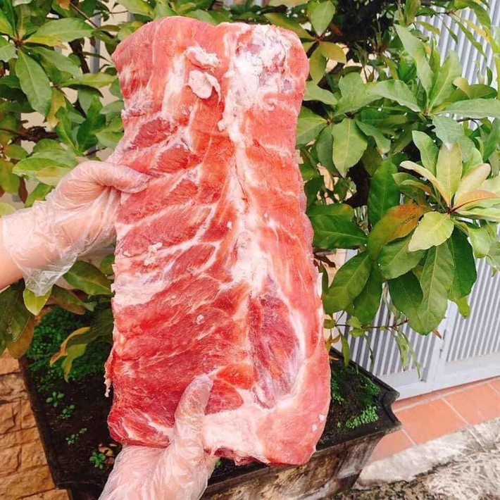 Cô Thu (Hà Nội) cho biết đã mua sườn cánh buồm nhập khẩu về chế biến và thấy khá ngon. Giá sườn non ngoài chợ bây giờ cũng đắt từ 150.000-180.000 đồng/kg mà muốn mua thì phải đi sớm. Sườn trong siêu thị thì phải hơn 200.000 đồng/kg.