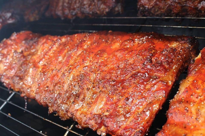 Do dịch bệnh, hạn chế đi lại cộng với giá thịt lợn trong nước quá cao nên khách hàng mua online nhiều. Có ngày, chị Hoa bán được cả tạ sườn, thu về cả triệu đồng.