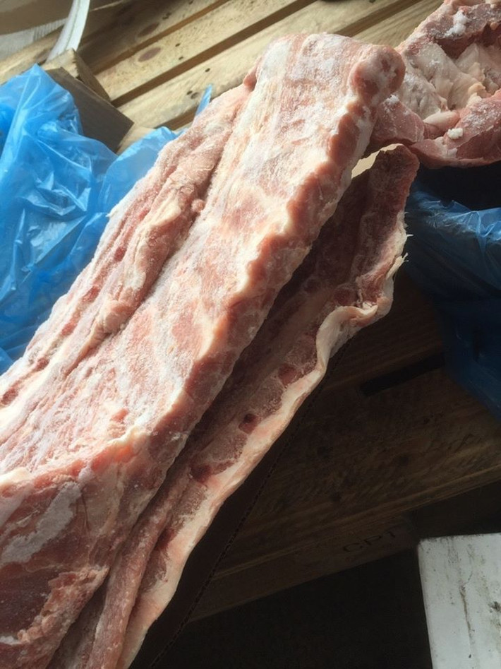 Sườn heo đông lạnh nhập khẩu được kiểm dịch an toàn thực phẩm trước khi giết mổ nên các bà nội trợ cũng yên tâm về chất lượng. Nguồn ảnh: Facebook.