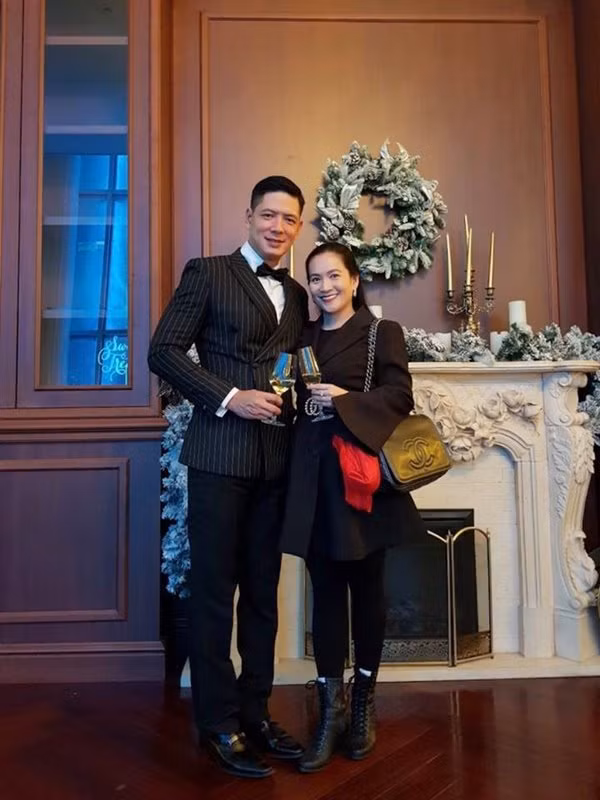 Chuyện tình của MC Bình Minh - Anh Thơ từng là đề tài bàn tán rất nhiều bởi sự chênh lệch về tuổi tác cũng như ngoại hình. Tuy nhiên, qua thời gian người ta càng nhìn nhận thấy ở Anh Thơ sự tài năng và sự nghiệp "khủng". Anh Thơ được xếp vào top những đại gia giàu có trong nước.