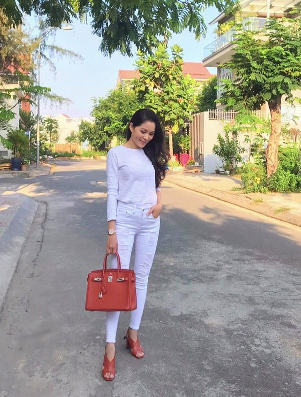 Nhờ sự nhạy bén này mà chị được giao phụ trách luôn mảng thời trang với mức lương 1.000 USD/ tháng. Dù vậy, Dạ Thảo vẫn xin nghỉ đứng ra kinh doanh riêng mặt hàng này. Với quyết định sáng suốt này, Dạ Thảo nhanh chóng trở thành một bà chủ thành đạt.