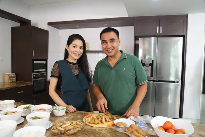 Năm 2000, khi đang làm cho một công ty kinh doanh văn phòng phẩm của Hàn Quốc, bằng con mắt nhạy bén, bà xã MC Quyền Linh đã tư vấn cho công ty khai thác thêm mặt hàng thời trang Hàn Quốc.