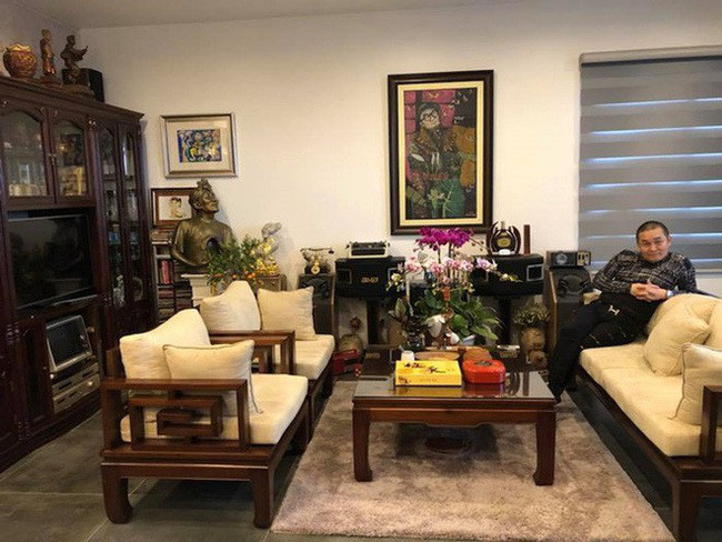 Vài năm trước, nghệ sĩ hài Xuân Hinh mua căn nhà ở phố Hàng Bông, Hà Nội với giá mà "dư luận đồn thổi" lên tới vài chục tỷ đồng.