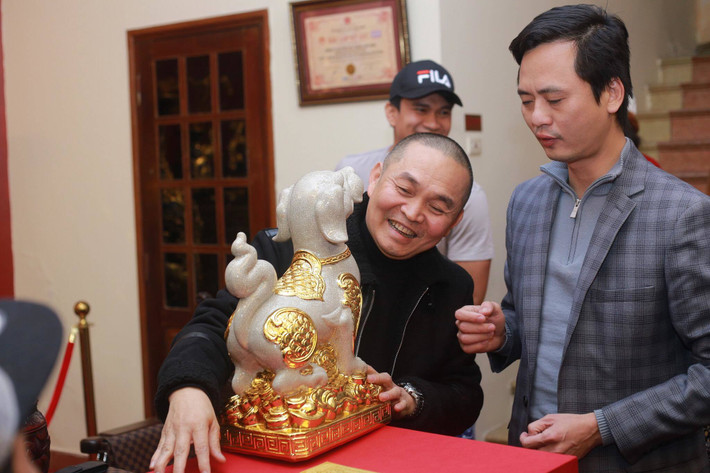 Rất thích những món tượng cổ nên "Vua hài đất Bắc" thường tự tay đi mua để trang trí cho căn nhà.