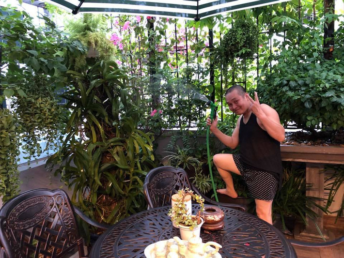 Căn nhà phố cổ của Xuân Hinh còn có khu vườn với nhiều hoa thơm.