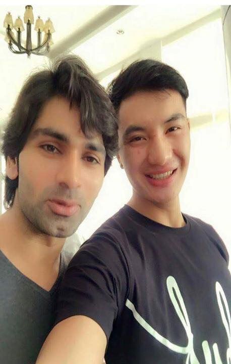 Gương mặt mộc của Nam vương Toàn cầu bị chê không nam tính, góc cạnh như những tấm hình đã qua photoshop.