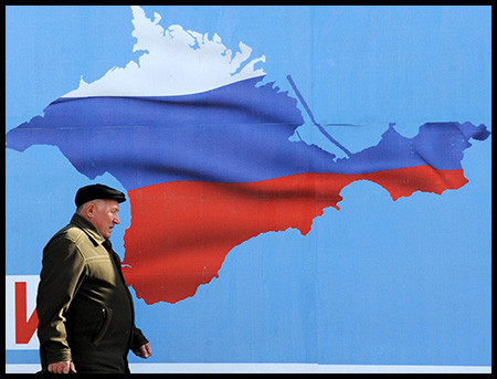 2. Suy nghĩ của người Crimea. Bán đảo Crimea với dân số 2 triệu người, trong số đó có tới 60% dân số nói tiếng Nga và tự coi bản thân là người Nga. Đây là khu vực duy nhất trên đất nước Ukraine mà người Nga chiếm đa số và sở hữu lượng người nói tiếng Nga cao nhất.