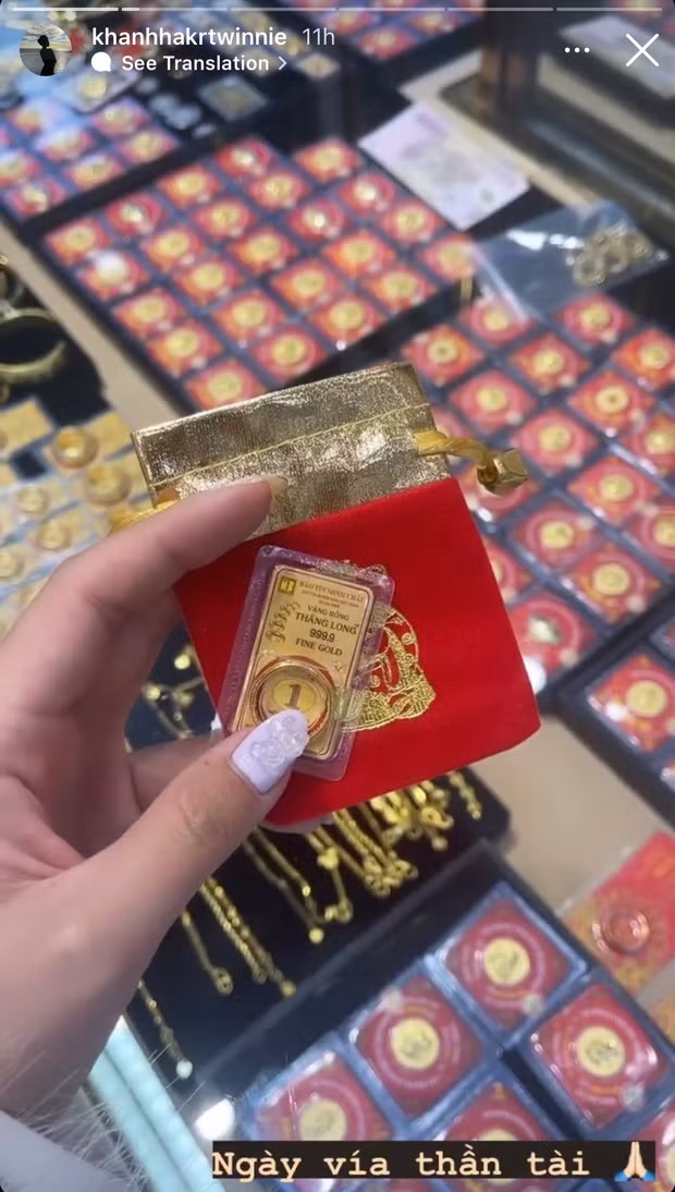 Tiểu thư Khánh Hà - bạn gái cũ thiếu gia Phan Hoàng cũng mua vàng lấy may ngày Thần Tài. 