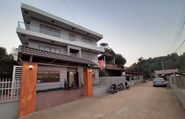 Sinh ra trong gia đình khó khăn, bố mất vì bệnh tật, Hà Đức Chinh trở thành trụ cột gia đình từ khi còn rất trẻ. Sau thời gian theo nghiệp cầu thủ, Đức Chinh đã tích lũy được một khoản tiền xây tặng mẹ căn nhà 3 tầng tại quê nhà Xuân Đài, Tân Sơn, Phú Thọ. ẢnhL Pháp luật &amp; Bạn đọc