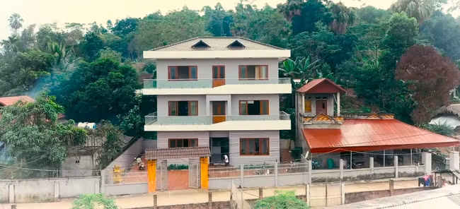 Biệt thự Hà Đức Chinh xây tặng mẹ có diện tích khoảng 100m2, nổi bật giữa không gian miền núi bát ngát. Ảnh: Nhịp sống Việt