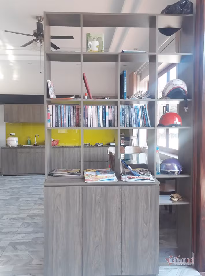 Ngăn giữa phòng khách và phòng ăn là một giá sách. Ảnh: Vietnamnet
