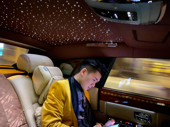 Những chiếc xe được Đỗ Quang Vinh chia sẻ gồm có của riêng mình và của cả gia đình bầu Hiển. Ảnh: FBNV