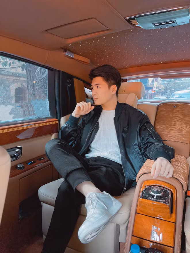 Trên trang cá nhân, Quang Vinh chia sẻ loạt ảnh check-in với nhiều siêu xe đắt đỏ. Ảnh: FBNV