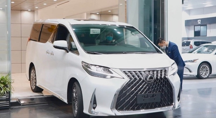 Gần Tết Nguyên đán 2022, Đỗ Quang Vinh tậu chiếc xe MPV hạng sang Lexus LM có giá bán lên đến 8,2 tỷ đồng, chưa bao gồm chi phí ra biển số. Ảnh: Dân Việt