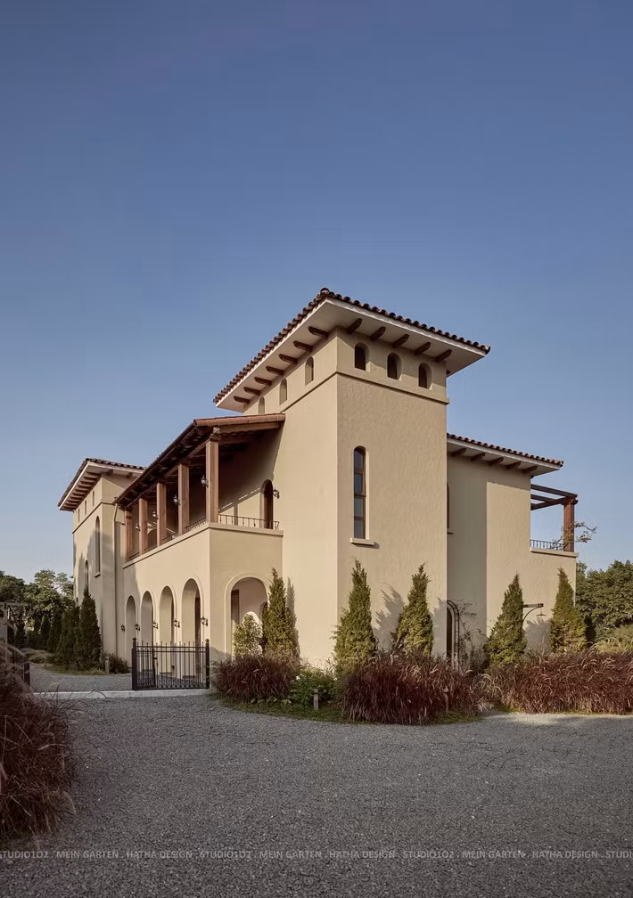 Gia chủ đã mất rất nhiều thời gian để tìm được một mảnh đất hiện tại và xây căn biệt thự mang phong cách Tuscany, Ý, nơi anh đã từng ghé thăm và có nhiều kỷ niệm.