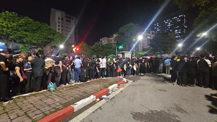 Để giúp đỡ những người xếp hàng vào viếng Tổng Bí thư Nguyễn Phú Trọng trong lúc chờ đợi, nhiều cơ quan đoàn thể, hộ gia đình đã có những hành động vô cùng thân thiện như tặng quạt, tặng nước uống miễn phí.