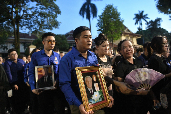 Dòng người xếp hàng ngay ngắn, nghiêm trang với lòng thành kính vào viếng Tổng Bí thư Nguyễn Phú Trọng.