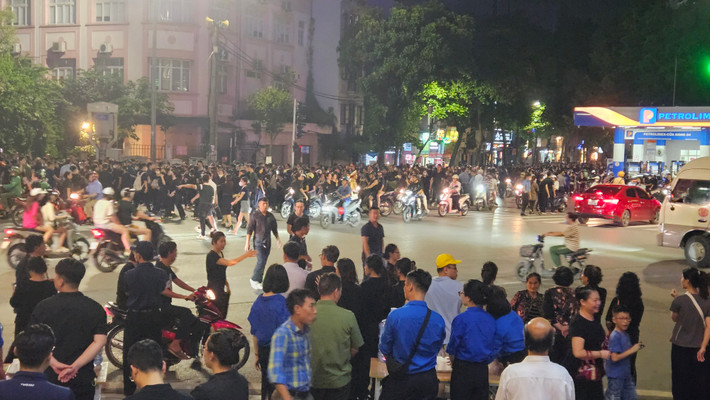 Lường trước được dòng người đông đảo đến viếng Tổng Bí thư Nguyễn Phú Trọng, BTC Lễ Quốc tang cùng các lực lượng chức năng đã mở tới 5 cổng để phục vụ người dân, nhưng vẫn không tránh khỏi dòng người xếp hàng.