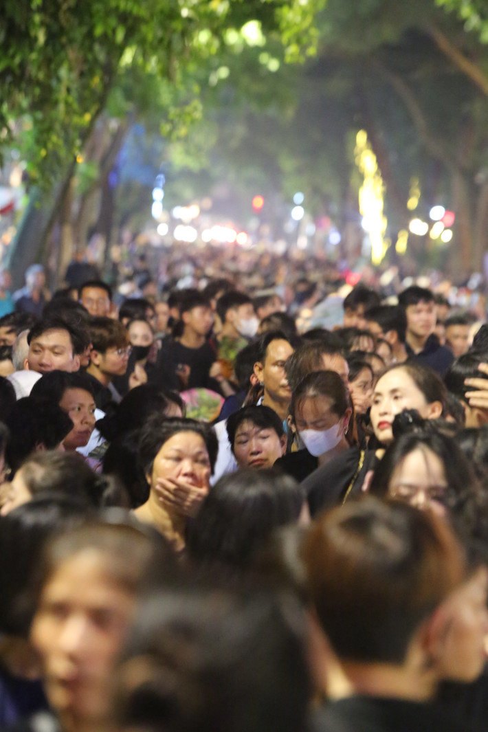 Tuy nhiên, với lòng mến mộ Tổng Bí thư Nguyễn Phú Trọng, nhiều người dân vẫn cố gắng xếp hàng chờ đến lượt mình để vào viếng.