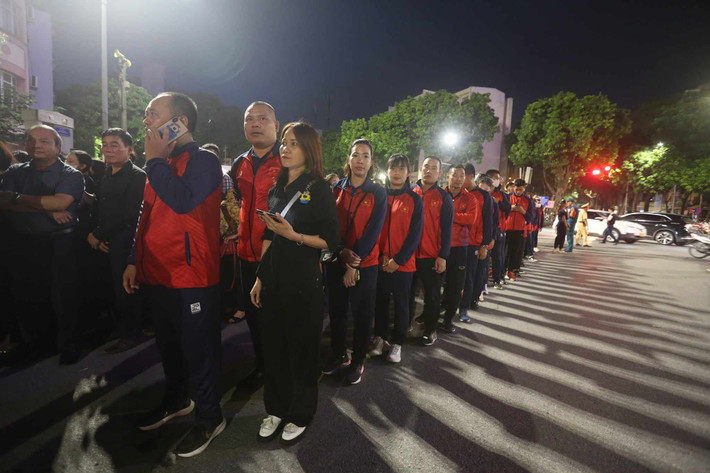 Chia sẻ với PV, đại diện đoàn VĐV Quốc gia thuộc Trung tâm Huấn luyện Thể thao Quốc gia I - Nhổn cho biết: "Hôm nay chúng tôi đã cho các VĐV nghỉ sớm để ăn uống và di chuyển lên địa điểm Nhà tang lễ Quốc gia, nhưng phải xếp hàng gần 2 tiếng, đoàn chúng tôi mới có thể vào viếng Tổng Bí thư Nguyễn Phú Trọng".