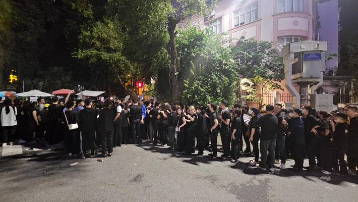 Có mặt tại góc phố Hàn Thuyên, Trần Hưng Đạo (1 cổng để vào khu vực nhà tang lễ Quốc gia), dù đã 21h30, có nghĩa là chỉ còn 30 phút nữa ngày Quốc tang đầu tiên sẽ kết thúc, dòng người vẫn lặng lẽ xếp hàng.