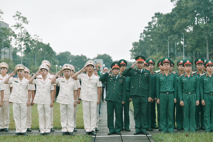 Rất đông người dân đã có mặt ở Quảng trường Ba Đình từ sớm để chứng kiến Lễ treo cờ rủ. Khi lá cờ được kéo lên, nhiều người đã không kìm được nước mắt.
