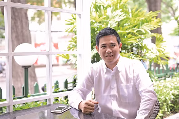 Sau những giờ học trên lớp, Phạm Văn Tam ít khi về nhà mà la cà sang các khu chợ vùng biên. Chỉ bằng việc quan sát và học hỏi, anh nhanh chóng kiếm được những đồng tiền đầu tiên từ việc mua đi bán lại các món hàng.