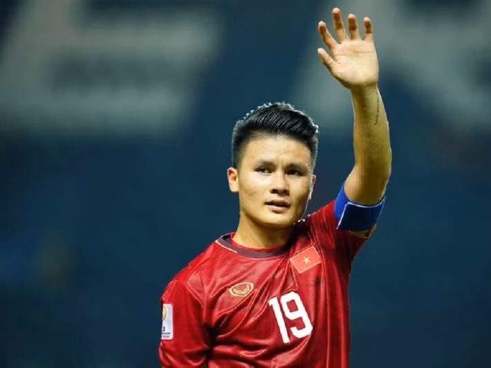 Hồi tháng 9, vợ chồng Quang Hải ủng hộ đồng bào vùng lũ 500 triệu đồng, trong đó có 250 triệu đồng từ việc bán chiếc xe vốn định làm quà tặng khách hàng may mắn. Ảnh: QĐND