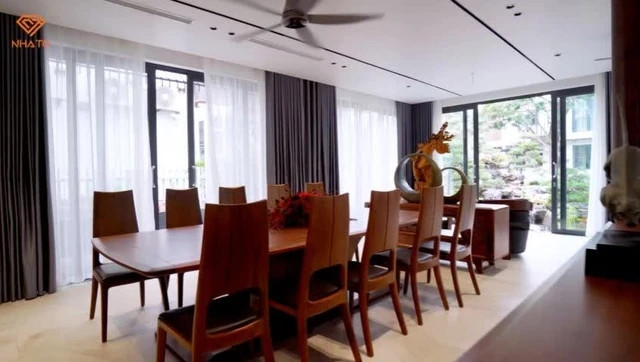 Nhà có 3 khu vực bàn ăn, khu 10 người, khu 8 người, khu 2 người, phù hợp với sinh hoạt hàng ngày hoặc đón đoàn lớn. Ảnh chụp màn hình