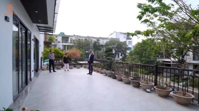 Dù sống một mình với cô giúp việc nhưng cụ bà 80 tuổi vẫn không thấy buồn vì ngày ngày chăm sóc cây cối, có ban công trồng hoa hồng, ngắm cá. Ảnh chụp màn hình