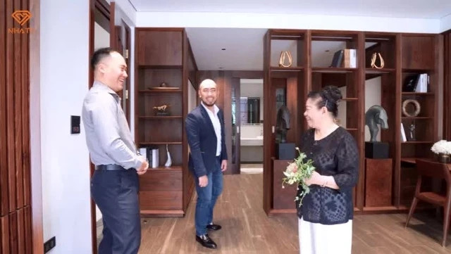 Thiết kế cho cụ bà 80 tuổi nên gam màu chủ đạo được sử dụng là trầm và nâu. Ảnh chụp màn hình