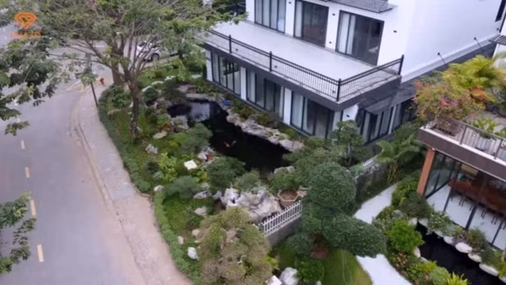 Đó là căn biệt thự 3 tầng xây trên khuôn viên gần 600m2, diện tích xây dựng gần 200m2/mặt sàn. Căn biệt thự được chỉnh sửa với ý tưởng tạo ra khuôn viên nên thơ, tối ưu hóa không gian như một biệt thự nghỉ dưỡng, nhưng đảm bảo sự ấm cúng, hài hòa để làm nơi tập trung con cháu vào dịp cuối tuần. Ảnh chụp màn hình