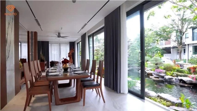 Nhờ đó, phòng khách rộng đến 80m2, gấp đôi diện tích của phòng khách tiêu chuẩn. Ảnh chụp màn hình