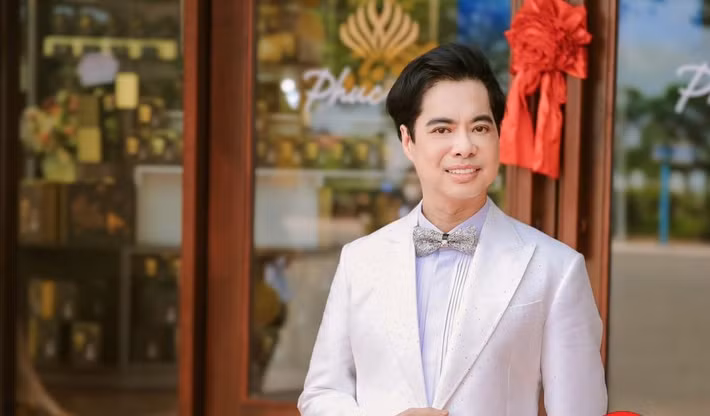 Ngọc Sơn tiết lộ: "Dù làm chủ tịch bao nhiêu công ty, kiếm được bao nhiêu tiền, tôi cũng đem làm từ thiện thôi. Tôi không mong làm giàu cho bản thân nữa, chỉ mong có chút lợi nhuận trong kinh doanh để đem giúp đời, giúp người". Ảnh: Saostar