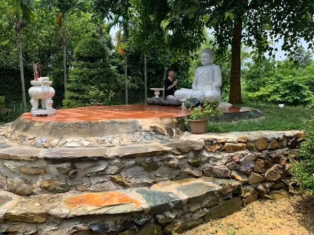 Nhà vườn của nghệ sĩ Thanh Thanh Hiền rộng rãi, bên ngoài vườn rợp bóng cây xanh. Nữ nghệ sĩ bố trí một nơi thờ Phật trang nghiêm. Ảnh: Giadinhxahoi