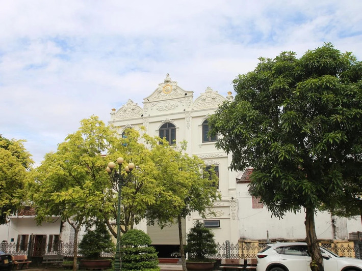 Những công trình lâu đài tráng lệ trị giá hàng chục tỷ nơi đây đều mất nhiều năm xây dựng mới hoàn thiện. Ảnh; Saostar