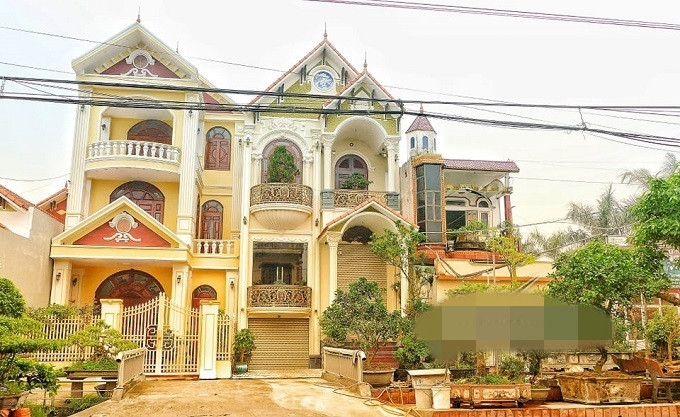 Cứ đi khoảng 100 - 200 mét lại bắt gặp một tòa lâu đài hay dinh thự nguy nga. Ảnh: Vietnamnet