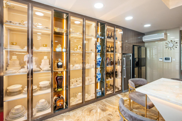  Mr Đàm dành hẳn một tủ lớn để lưu trữ bát, đĩa...